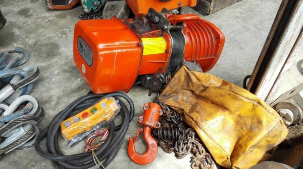 ** Sold ** รอกโซ่ไฟฟ้าหมีดำ Black Bear 1 Ton. ไฟ 380V สภาพใหม่ใช้น้อยเงาๆมาเทสได้!!