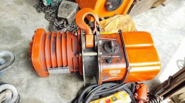 ** Sold ** รอกโซ่ไฟฟ้าหมีดำ Black Bear 1 Ton. ไฟ 380V สภาพใหม่ใช้น้อยเงาๆมาเทสได้!!