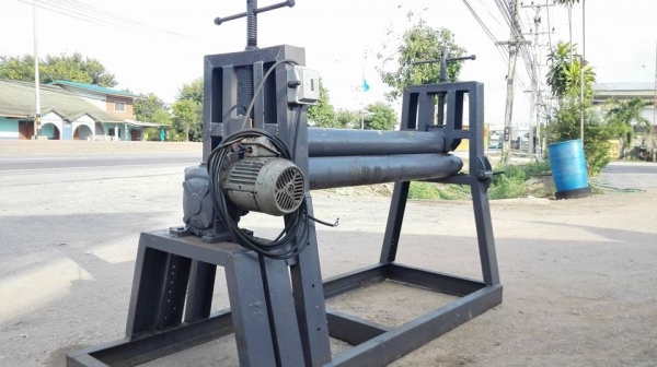 ** Sold ** เครื่องม้วนเหล็กแผ่น ขนาด 4 ฟุต 120 cm ม้วนหนา 4 mm สภาพสวยเงาๆพร้อมใช้งาน