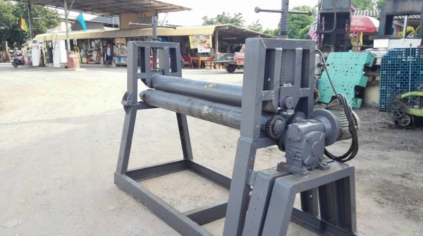 ** Sold ** เครื่องม้วนเหล็กแผ่น ขนาด 4 ฟุต 120 cm ม้วนหนา 4 mm สภาพสวยเงาๆพร้อมใช้งาน