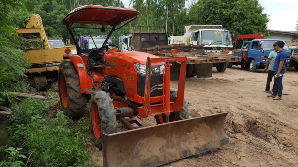 ขายรถไถคูโบต้า L4708 ทำงานพันสามร้อย ชม. อุปกรณ์ ใบดันหน้า ผานหลัง สภาพพร้อมทำงานทะเบียนครบ