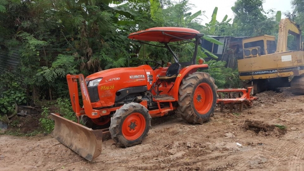 ขายรถไถคูโบต้า L4708 ทำงานพันสามร้อย ชม. อุปกรณ์ ใบดันหน้า ผานหลัง สภาพพร้อมทำงานทะเบียนครบ