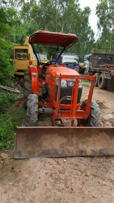 ขายรถไถคูโบต้า L4708 ทำงานพันสามร้อย ชม. อุปกรณ์ ใบดันหน้า ผานหลัง สภาพพร้อมทำงานทะเบียนครบ