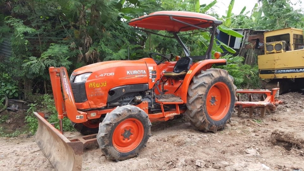 ขายรถไถคูโบต้า L4708 ทำงานพันสามร้อย ชม. อุปกรณ์ ใบดันหน้า ผานหลัง สภาพพร้อมทำงานทะเบียนครบ