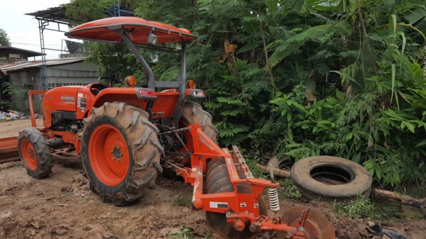 ขายรถไถคูโบต้า L4708 ทำงานพันสามร้อย ชม. อุปกรณ์ ใบดันหน้า ผานหลัง สภาพพร้อมทำงานทะเบียนครบ