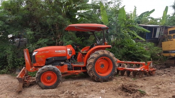 ขายรถไถคูโบต้า L4708 ทำงานพันสามร้อย ชม. อุปกรณ์ ใบดันหน้า ผานหลัง สภาพพร้อมทำงานทะเบียนครบ