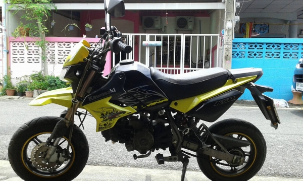 ขาย Kawasaki KSR ปี 54 สตาร์ทเท้า ไม่มีครัช * ลูกกุญแจมี 2 ดอก * เครื่องดีเดิมๆ สภาพภายนอกสวย วิ่งไป เก้าพันกว่าโล เล่มพร้อมชุดโอน