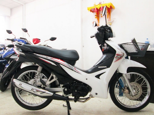 (โอนฟรี) ขาย Honda Wave 110I สตาร์ทมือ ปลายปี 2015 ไมล์แท้ 5521 กม สภาพสวยเดิมๆ เครื่องหัวฉีดประหยัดน้ำมัน สีขาว ดำ