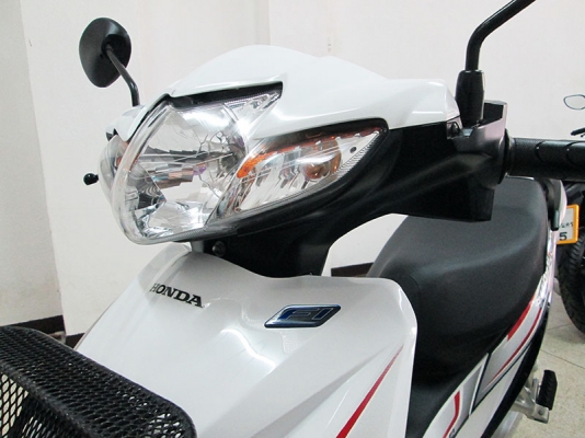 (โอนฟรี) ขาย Honda Wave 110I สตาร์ทมือ ปลายปี 2015 ไมล์แท้ 5521 กม สภาพสวยเดิมๆ เครื่องหัวฉีดประหยัดน้ำมัน สีขาว ดำ