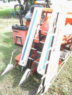 รถเกี่ยวสภาพดีมากเอาไว้เกี่ยวนาตัวเองไม่ต้องไปจ้างเขาแพงเอาไปใช้คุ้มของตัวเองไม่ต้องรอ