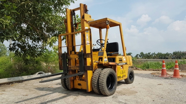 ขายด่วนดีเซลรถยกKOMATSU FG20-7 ยก2.0ตันเสาสูง3เมตรยางหน้าคู้รถนอกเพิ่งนำเข้ามายังไม่เคยใช้งานในเมืองไทยเลย=รุ่นใหม่ขายถูกๆๆ