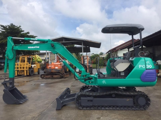 รถขุด KOMATSU PC30-7 ทำสีใหม่ นำเข้ามือสองญี่ปุ่น
