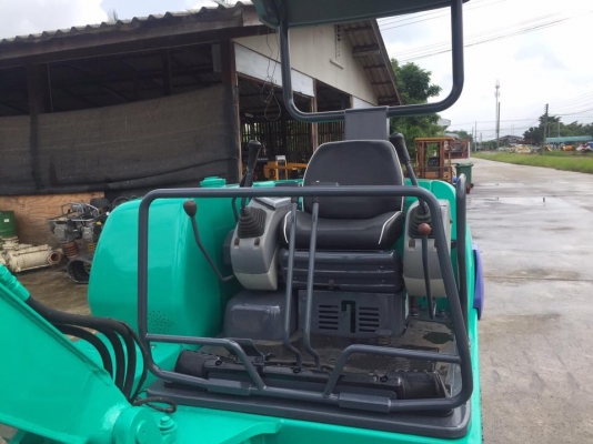 รถขุด KOMATSU PC30-7 ทำสีใหม่ นำเข้ามือสองญี่ปุ่น