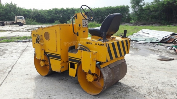 รถบดสั่นสะเทือน   ขับเคลื่อนด้วยตัวเองสั่นสะเทือน 2 ล้อ  ยี่ห้อ INGEROLL RAND  มีเล่มทะเบียน