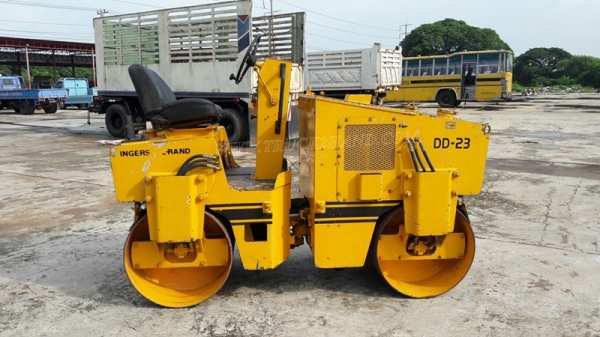 รถบดสั่นสะเทือน   ขับเคลื่อนด้วยตัวเองสั่นสะเทือน 2 ล้อ  ยี่ห้อ INGEROLL RAND  มีเล่มทะเบียน