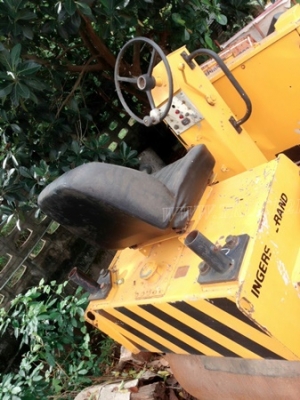 รถบดสั่นสะเทือน   ขับเคลื่อนด้วยตัวเองสั่นสะเทือน 2 ล้อ  ยี่ห้อ INGEROLL RAND  มีเล่มทะเบียน