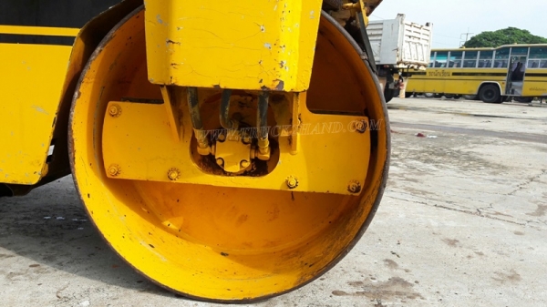 รถบดสั่นสะเทือน   ขับเคลื่อนด้วยตัวเองสั่นสะเทือน 2 ล้อ  ยี่ห้อ INGEROLL RAND  มีเล่มทะเบียน