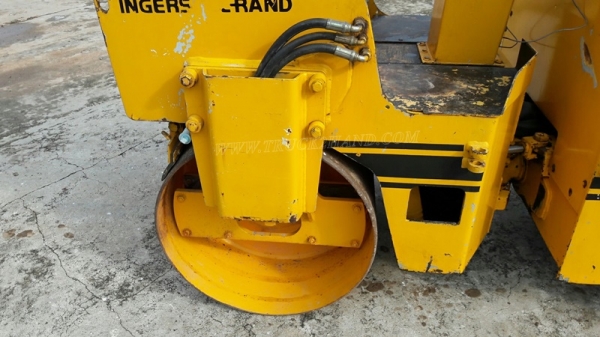 รถบดสั่นสะเทือน   ขับเคลื่อนด้วยตัวเองสั่นสะเทือน 2 ล้อ  ยี่ห้อ INGEROLL RAND  มีเล่มทะเบียน