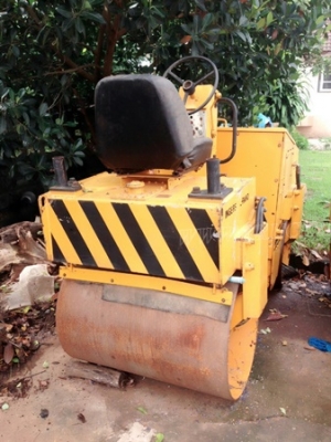 รถบดสั่นสะเทือน   ขับเคลื่อนด้วยตัวเองสั่นสะเทือน 2 ล้อ  ยี่ห้อ INGEROLL RAND  มีเล่มทะเบียน