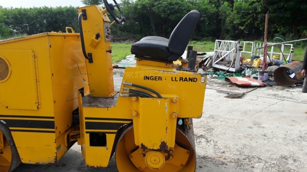 รถบดสั่นสะเทือน   ขับเคลื่อนด้วยตัวเองสั่นสะเทือน 2 ล้อ  ยี่ห้อ INGEROLL RAND  มีเล่มทะเบียน