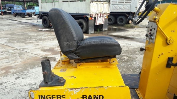 รถบดสั่นสะเทือน   ขับเคลื่อนด้วยตัวเองสั่นสะเทือน 2 ล้อ  ยี่ห้อ INGEROLL RAND  มีเล่มทะเบียน