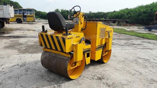 รถบดสั่นสะเทือน   ขับเคลื่อนด้วยตัวเองสั่นสะเทือน 2 ล้อ  ยี่ห้อ INGEROLL RAND  มีเล่มทะเบียน