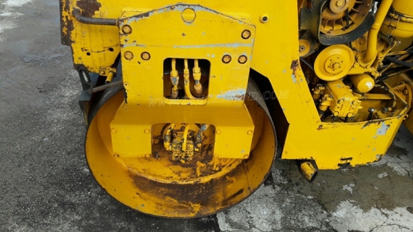 รถบดสั่นสะเทือน ขนาด 2-3 ตัน  ยี่ห้อ BITELLI.   รุ่น MICHELINO  มีเล่มทะเบียน