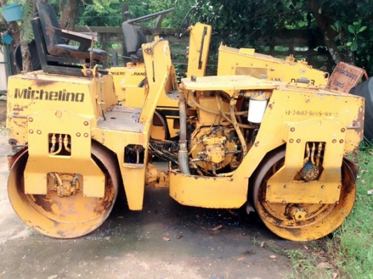 รถบดสั่นสะเทือน ขนาด 2-3 ตัน  ยี่ห้อ BITELLI.   รุ่น MICHELINO  มีเล่มทะเบียน