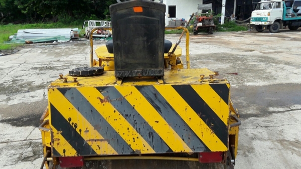 รถบดสั่นสะเทือน ขนาด 2-3 ตัน  ยี่ห้อ BITELLI.   รุ่น MICHELINO  มีเล่มทะเบียน