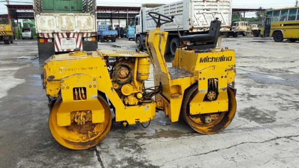 รถบดสั่นสะเทือน ขนาด 2-3 ตัน  ยี่ห้อ BITELLI.   รุ่น MICHELINO  มีเล่มทะเบียน