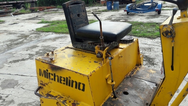 รถบดสั่นสะเทือน ขนาด 2-3 ตัน  ยี่ห้อ BITELLI.   รุ่น MICHELINO  มีเล่มทะเบียน