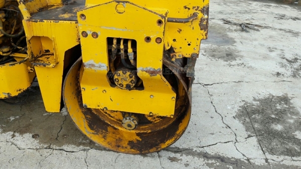 รถบดสั่นสะเทือน ขนาด 2-3 ตัน  ยี่ห้อ BITELLI.   รุ่น MICHELINO  มีเล่มทะเบียน