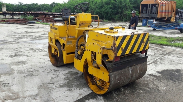 รถบดสั่นสะเทือน ขนาด 2-3 ตัน  ยี่ห้อ BITELLI.   รุ่น MICHELINO  มีเล่มทะเบียน