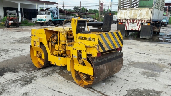รถบดสั่นสะเทือน ขนาด 2-3 ตัน  ยี่ห้อ BITELLI.   รุ่น MICHELINO  มีเล่มทะเบียน