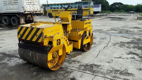 รถบดสั่นสะเทือน ขนาด 2-3 ตัน  ยี่ห้อ BITELLI.   รุ่น MICHELINO  มีเล่มทะเบียน