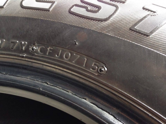 ยาง Bridgstone 265-65-17 ปี 15 ครบชุด 4 เส้น 8000 สภาพสวยๆไม่บวมไม่กินข้าง ดอกยางเหลือเยอะเอาไปวิ่งกันใด้อีกยาวค่ะ