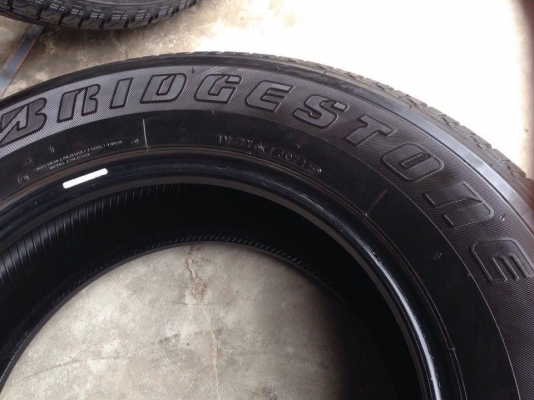 ยาง Bridgstone 265-65-17 ปี 15 ครบชุด 4 เส้น 8000 สภาพสวยๆไม่บวมไม่กินข้าง ดอกยางเหลือเยอะเอาไปวิ่งกันใด้อีกยาวค่ะ