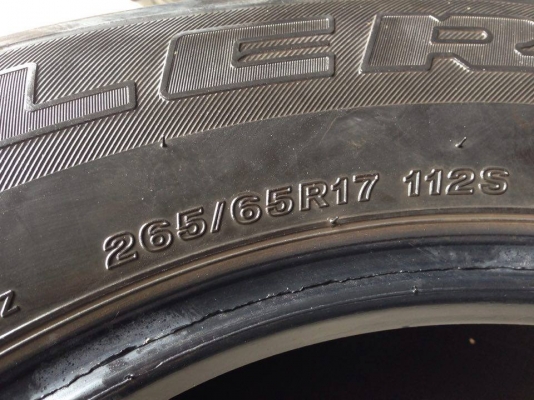 ยาง Bridgstone 265-65-17 ปี 15 ครบชุด 4 เส้น 8000 สภาพสวยๆไม่บวมไม่กินข้าง ดอกยางเหลือเยอะเอาไปวิ่งกันใด้อีกยาวค่ะ
