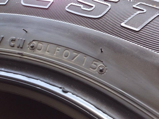 ยาง Bridgstone 255-65-17 ปี 15 ครบชุด 4 เส้น 6000 สภาพสวยๆไม่บวมไม่กินข้าง ดอกยางเหลือเยอะเอาไปวิ่งกันใด้อีกยาวค่ะ