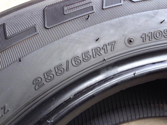 ยาง Bridgstone 255-65-17 ปี 15 ครบชุด 4 เส้น 6000 สภาพสวยๆไม่บวมไม่กินข้าง ดอกยางเหลือเยอะเอาไปวิ่งกันใด้อีกยาวค่ะ