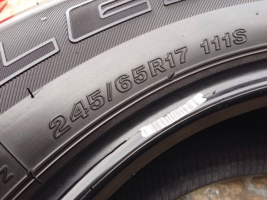 ยาง Bridgstone 245-65-17 ปี 15 ครบชุด 4 เส้น 6000  สภาพสวยๆไม่บวมไม่กินข้าง ดอกยางเหลือเยอะเอาไปวิ่งกันใด้อีกยาวค่ะ