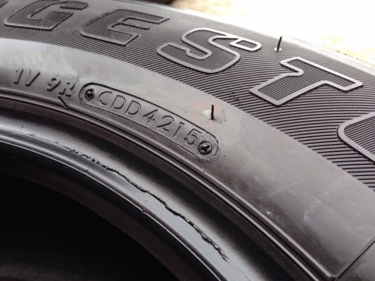 ยาง Bridgstone 245-65-17 ปี 15 ครบชุด 4 เส้น 6000  สภาพสวยๆไม่บวมไม่กินข้าง ดอกยางเหลือเยอะเอาไปวิ่งกันใด้อีกยาวค่ะ