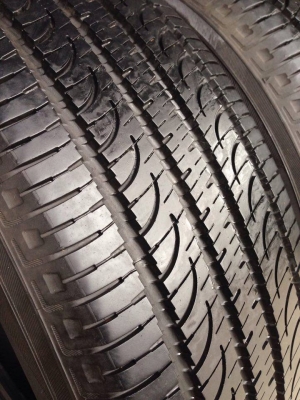 ยาง YOKOHAMA 215-65-16 ปี 15 ครบชุด 4 เส้น 6000 สภาพสวยๆไม่บวมไม่กินข้าง ดอกยางเหลือเยอะเอาไปวิ่งกันใด้อีกยาวค่ะ