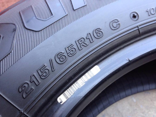 ยาง Bridgstone 215-65-16 ปี 15 ครบชุด 4 เส้น 6000 สภาพสวยๆไม่มีปะไม่บวมไม่กินข้าง ดอกยางเหลือเยอะเอาไปวิ่งกันใด้อีกยาวค่ะ