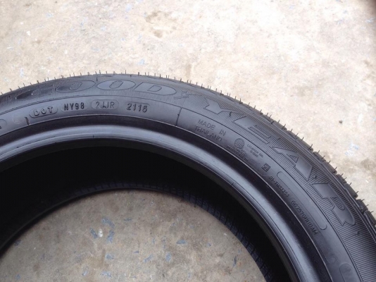 ยาง GOOD YEAR 185-55-16 ปี 16 1 เส้น ปี 15 3 เส้น ครบชุด 4 เส้น 3000 สภาพสวยๆไม่บวมไม่กินข้าง ดอกยางเหลือเยอะเอาไปวิ่งกันใด้อีกยาวค่ะ