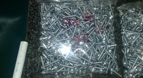 น๊อตสกรูเกลียวมิลเหล็กหัวร่มเหล็กชุบซิงค์ขาว ขายถุงละ 500 ตัว ราคา 60 บาท