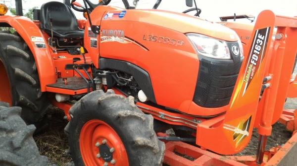 ขายรถไถ KUBOTA L3608 SP พร้อมอุปกรณ์ดันหน้า และผาน6  1.รับประกันเครื่องยนต์ 1 เดือน  2.เปลี่ยนถ่ายของเหลวให้ใหม่พร้อมกรองใหม่รอบตัว  3.แถมขนส่งให้ฟรีๆๆ ทั่วประเทศไทย  ราคา 380,000 บาท อ.แกลง จ.ระยอง   DC Tractor Rayong 0818618678,0899347475 https://www.fa