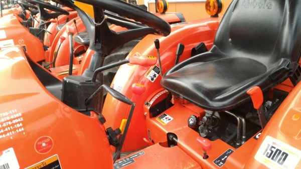 ขายรถไถ KUBOTA L3608 SP พร้อมอุปกรณ์ดันหน้า และผาน6  1.รับประกันเครื่องยนต์ 1 เดือน  2.เปลี่ยนถ่ายของเหลวให้ใหม่พร้อมกรองใหม่รอบตัว  3.แถมขนส่งให้ฟรีๆๆ ทั่วประเทศไทย  ราคา 380,000 บาท อ.แกลง จ.ระยอง   DC Tractor Rayong 0818618678,0899347475 https://www.fa