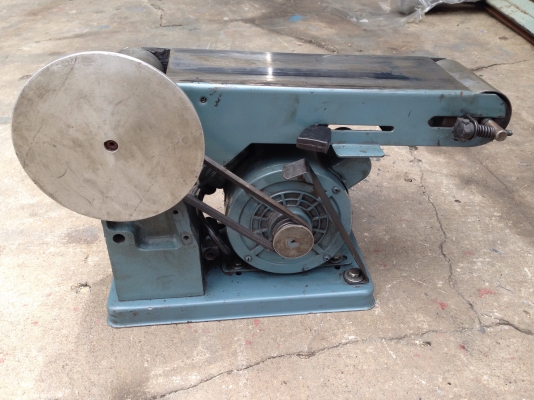 ขายเครื่องขัดกระดาษทรายตั้งโต๊ะ ขนาด 0.5HP. 220V ไฟบ้าน มีสวิทย์ปิด-เปิดในตัว สภาพดี วิ่งนิ่ม พร้อมใช้งาน