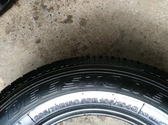 205/70R15  DEESTONE สวยมาก ดอกยางหนา  ปี13  ชุด 4 เส้น tell. 081-4273941